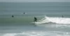 Plage de surf à Oléron avec de belles vagues régulières, idéale pour les surfeurs expérimentés à la recherche de sessions dynamiques.